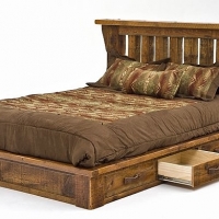 Кровать из темного дерева